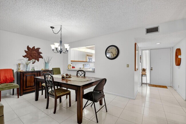 Building Photo - 5560 Fairway Park Dr