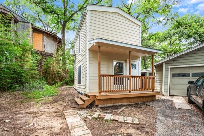 Building Photo - 3302 Hemlock Ave