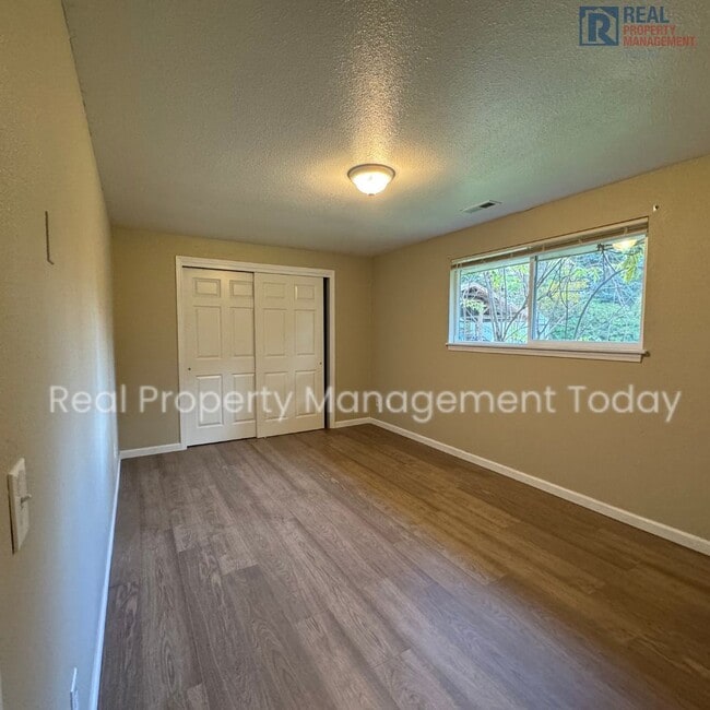 Building Photo - Spacious 5 Bedroom! Move In Ready!