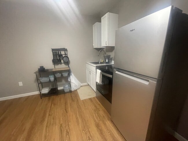 Building Photo - Studio Apartment  in Hollister, MO