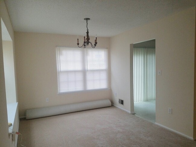Building Photo - Updated, spacious, centrally located end-u...
