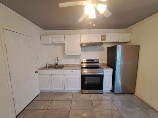 Building Photo - Recently Renovated 3BR/1BA Home!