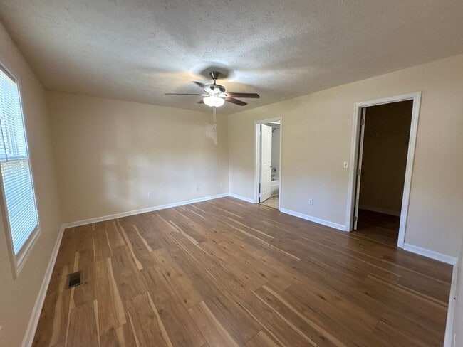 Building Photo - 3 Bedroom Home with Large Back Yard and Deck.
