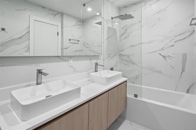 Building Photo - 15121 SW 69th Ct