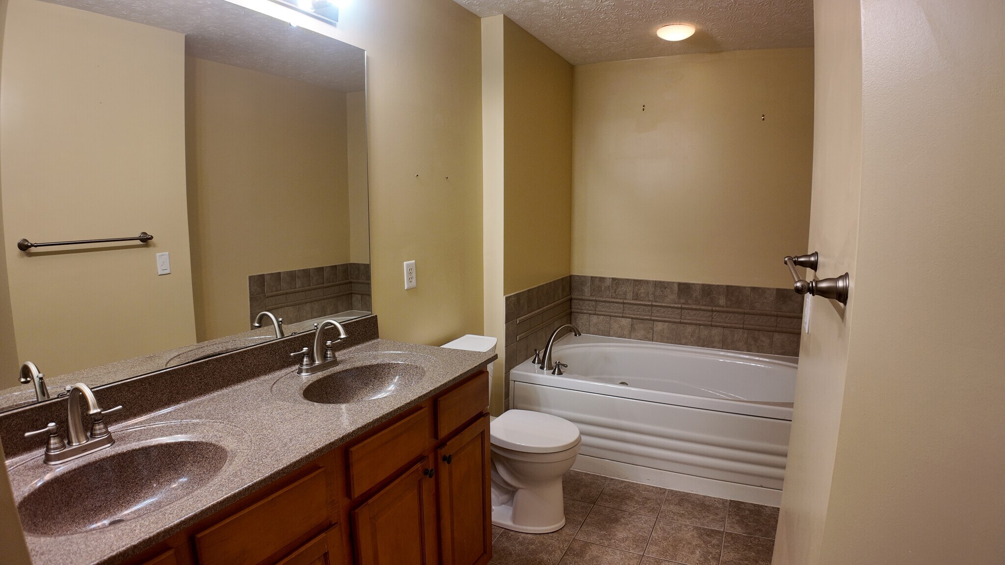 Building Photo - 3505 Thorngate Dr