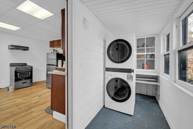 Building Photo - 38 Morris St