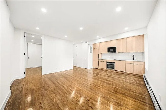 Building Photo - 428 7th Ave