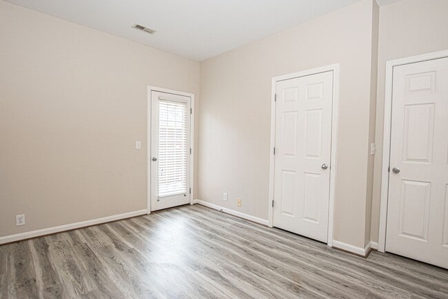 Building Photo - Stunning Two Bedroom, Two Bathroom Apartme...