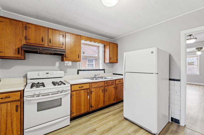 Building Photo - 2 Bedroom SFH For Rent! NEW LVP Flooring, ...