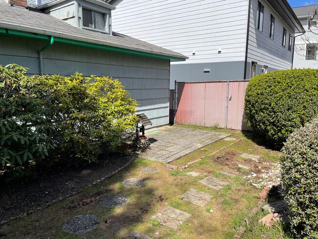 Building Photo - Green Lake Charmer with Garage