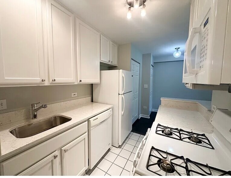 Building Photo - 900 W Fullerton Ave