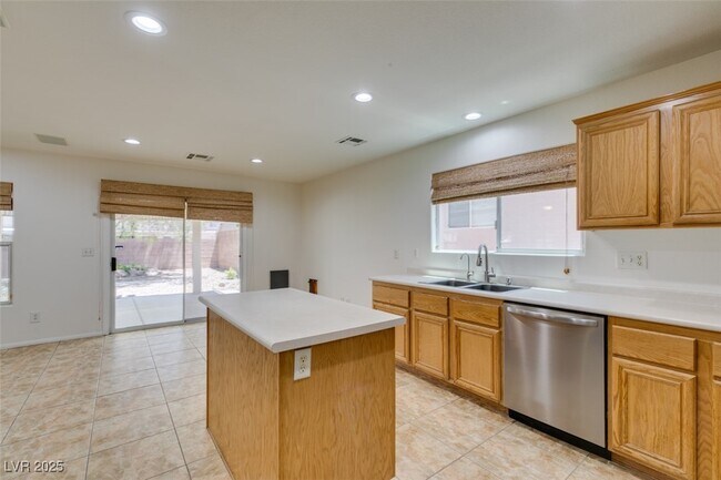 Building Photo - 210 Lynbrook St