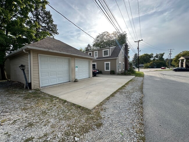 Building Photo - 932 Robinson St