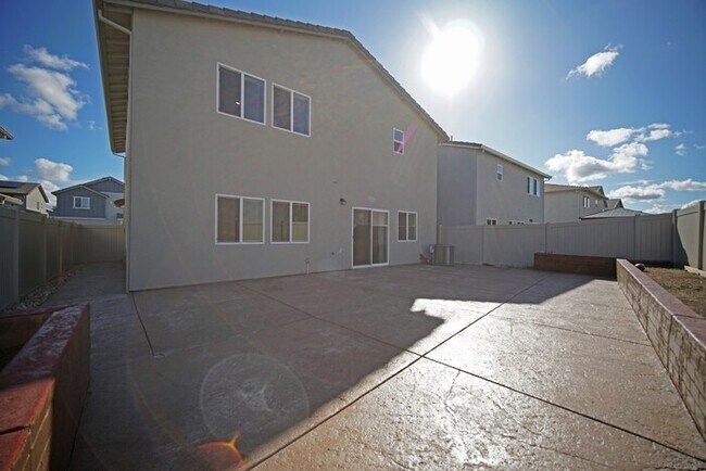 Building Photo - Beautiful 4 Bedroom PLUS office / den in Natomas!