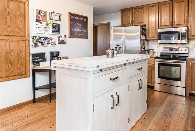Building Photo - Fantastic 3bd/3ba home! Coming soon!