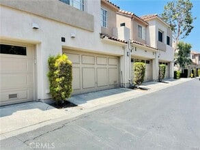Building Photo - 17 Tradewinds