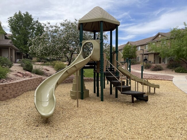 Building Photo - 3 Bedroom Townhome with Private Patio
