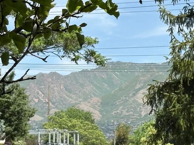 Building Photo - 2 Bedroom 2 Bath Condo in Salt Lake City!
