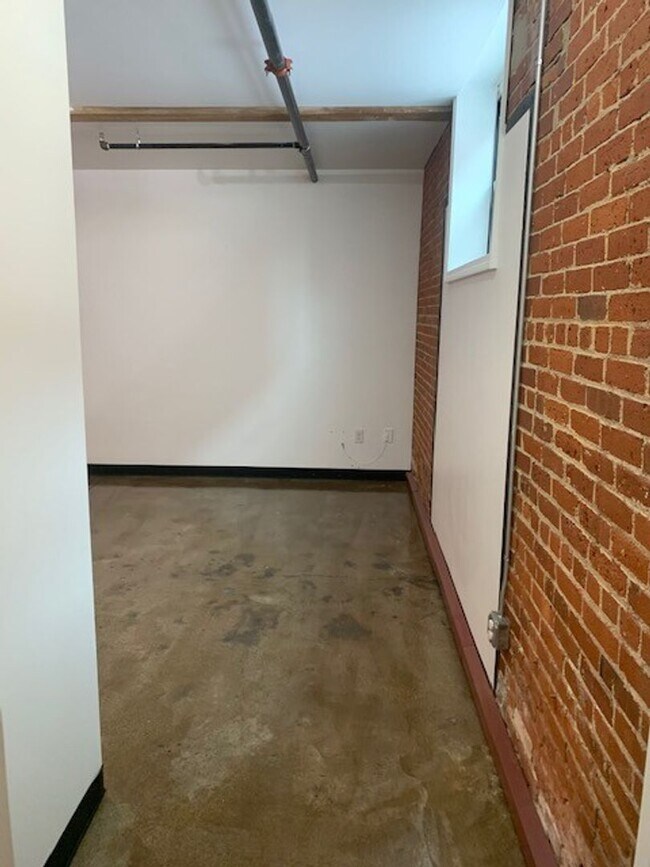 Building Photo - 548 Roosevelt Ave