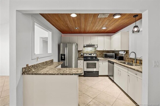 Building Photo - 1250 SE Petunia Ave