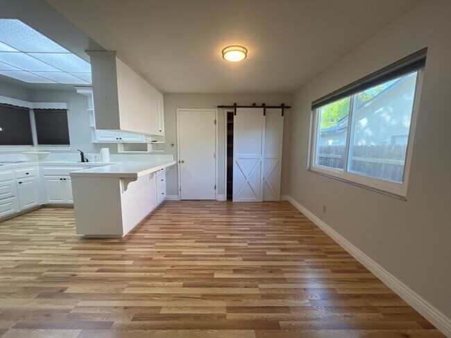 Building Photo - Beautiful 3 BDRM, 2 BATH Home w/ American ...
