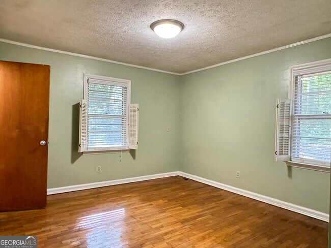 Building Photo - 222 Pineview Dr