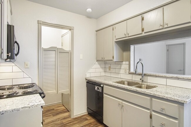 Building Photo - 1000 Rambling Oaks Dr