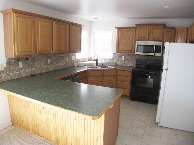 Building Photo - 627 Kings Glen Loop