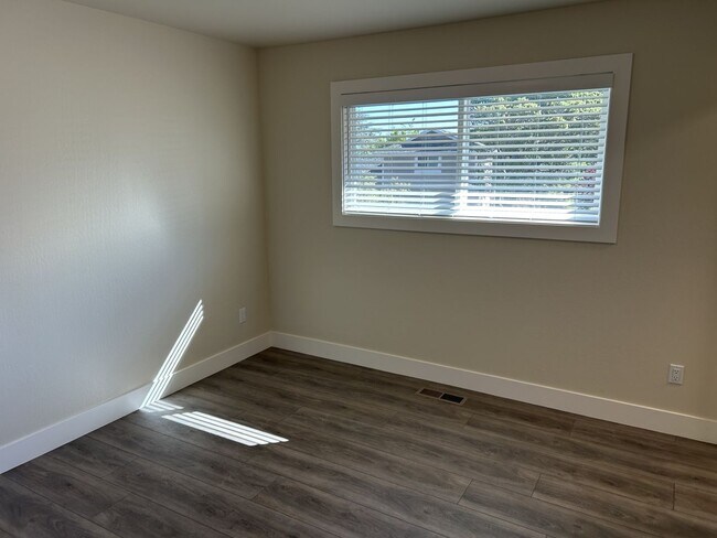 Building Photo - Beautifully Remodeled President’s Neighborhood Home