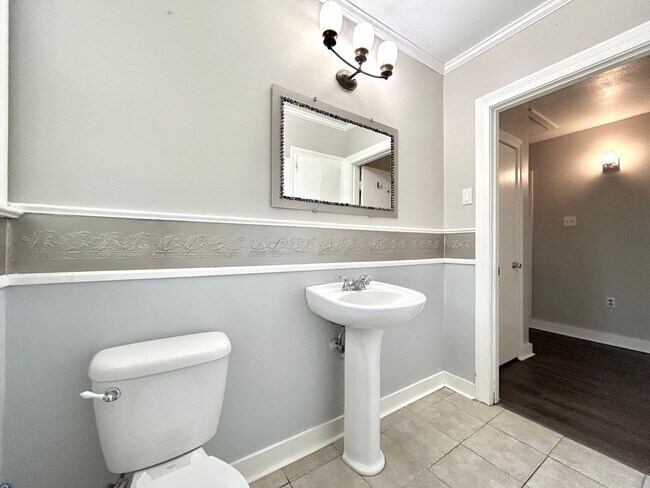 Building Photo - 2428 Orpine Ave