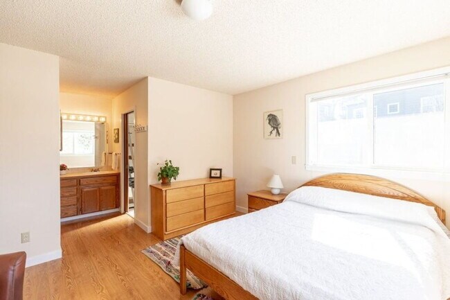 Building Photo - Spacious 4 Bed / 3 Bath Near Downtown with Two Master Bedrooms! Available beginning of August