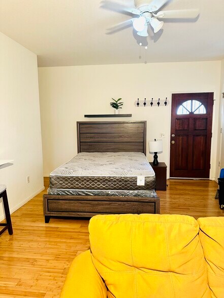 Building Photo - 4242 La Salle Ave