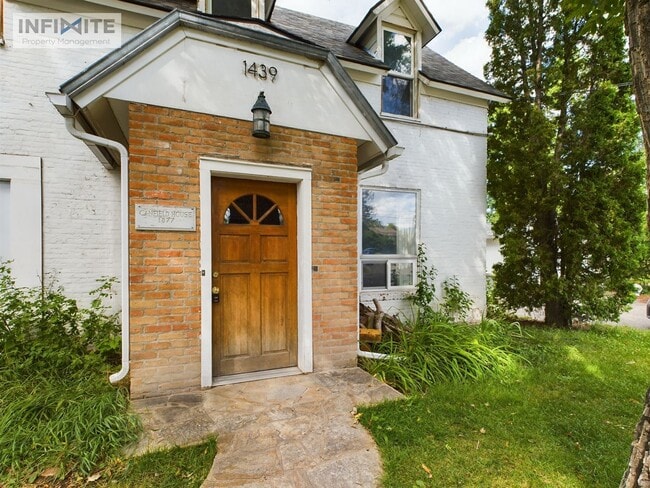 Building Photo - 3 bedroom - Water, Sewer, Gas and Electric...