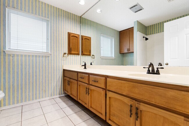 Building Photo - Charming Home Awaits: Spacious & Modern Living in a Prime Location