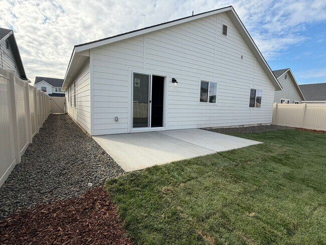 Building Photo - Brand new 3 bed 2 bath home with bonus roo...