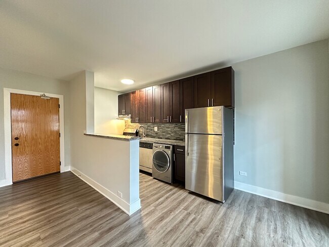 Building Photo - 735 Judson Ave