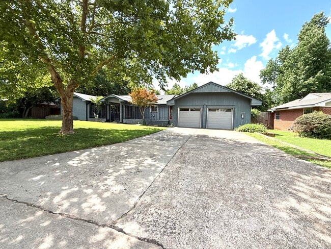 Building Photo - 1004 Brookside Dr