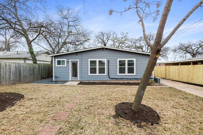 Building Photo - 2018 Remodeled 3 bed / 2 bath - wood / tile floors, fenced yard. Hyde Park / Downtown