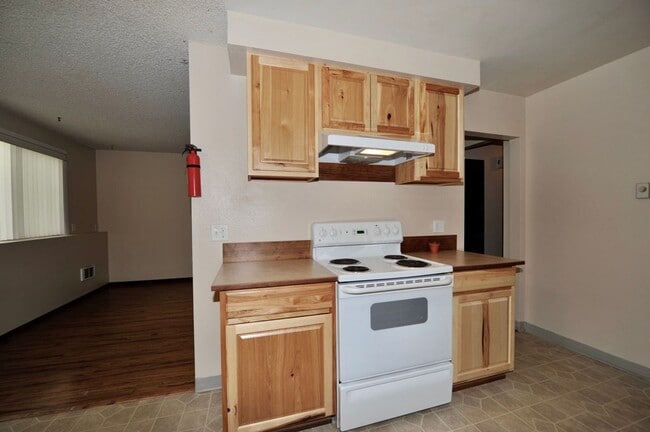 Building Photo - 2 bed 1 bath apartment (4plex building) lower unit