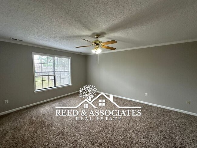Building Photo - Charming Town Home with FRESH NEW PAINT!