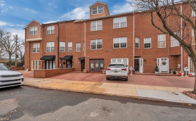 Building Photo - 3242 S Sydenham St