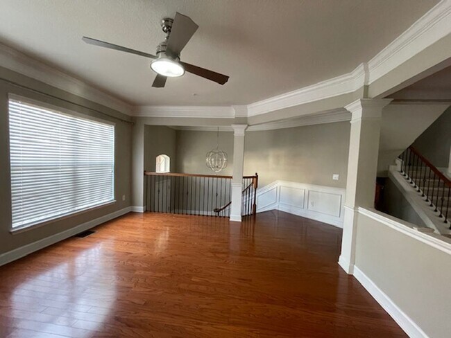 Building Photo - Midtowne