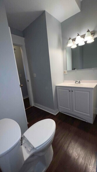 Building Photo - 879 Elm St