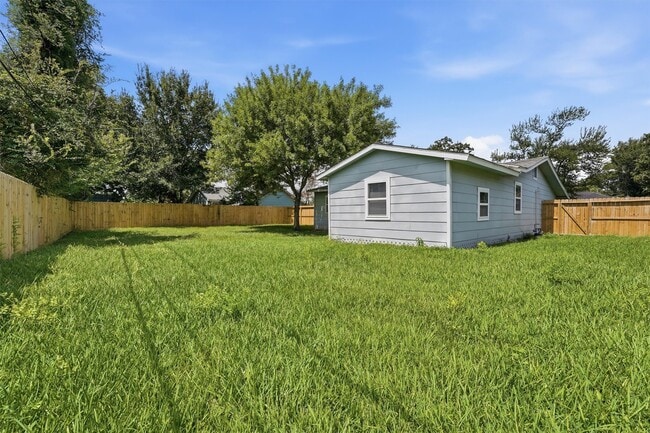 Building Photo - 2281 Des Jardines St