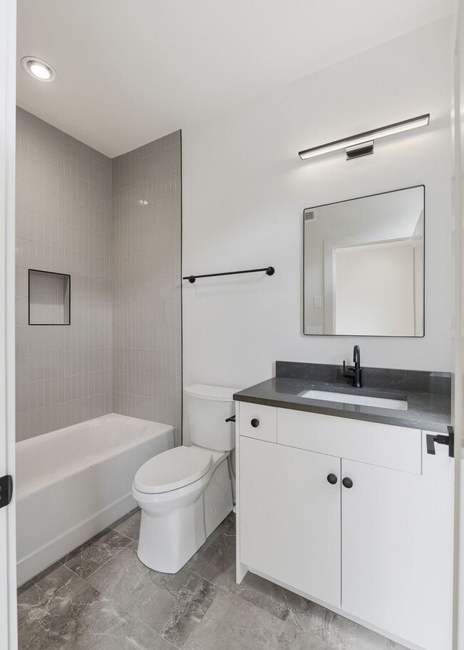 Building Photo - Stunning End Unit Townhome in Salemtown