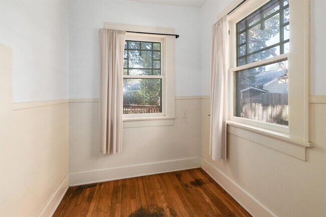 Building Photo - 1804 Kenwood Ave