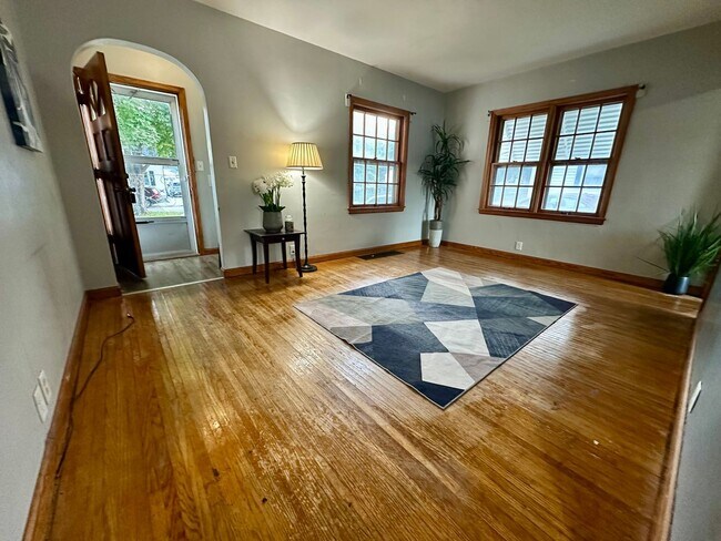 Building Photo - 4 Bed, 1.5 Bath Home for Rent in Waterloo ...