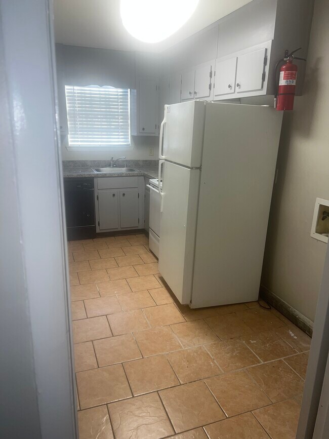 Kitchen w/Washer Dryer Hookup - 2813 31st Ave N