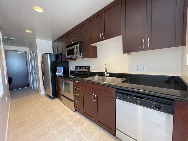 Building Photo - Wonderful Jr 1 bedroom 1 bath at The Beaco...