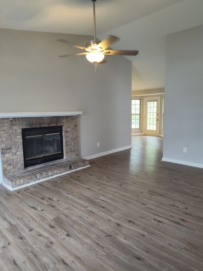 Building Photo - 3 bedroom, 2 bath ranch in Radcliff, Ky